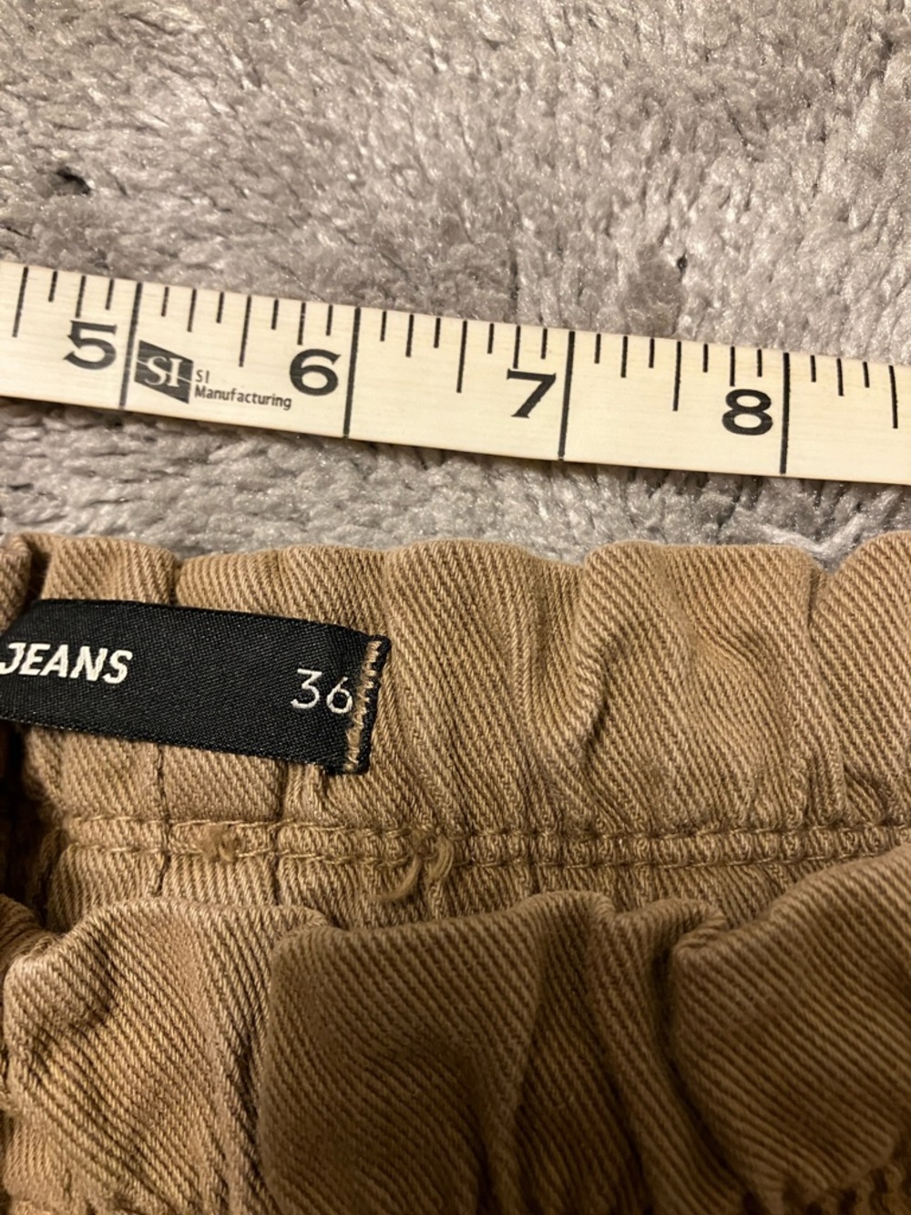 Elastic-Waist Cargo Shorts in Tan - Picture 5 of 6